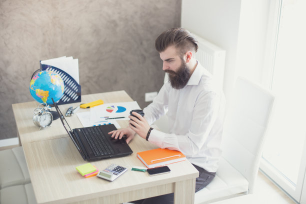 潮人在工作图片下载