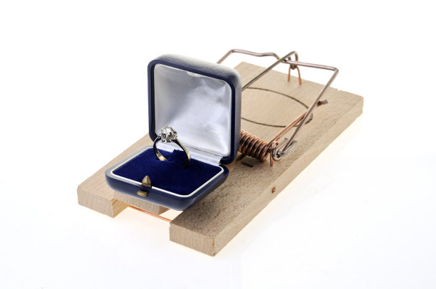 捕鼠器和钻石戒指在白色的背景图片下载