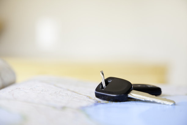 汽车钥匙在地图与复制空间图片下载