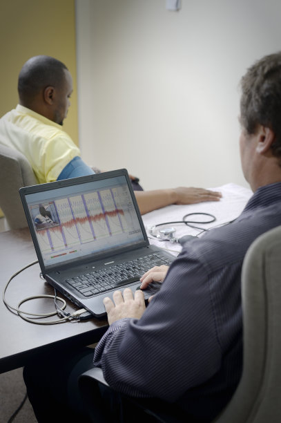 商业侦探对雇员做测谎测试图片下载