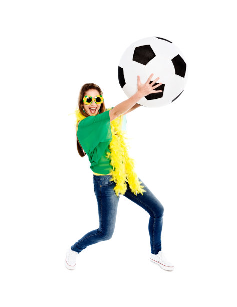 顽皮的巴西女足球迷与巨大的足球图片下载