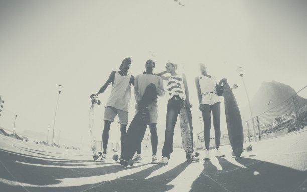 青少年滑冰朋友站在一起看起来很酷图片下载
