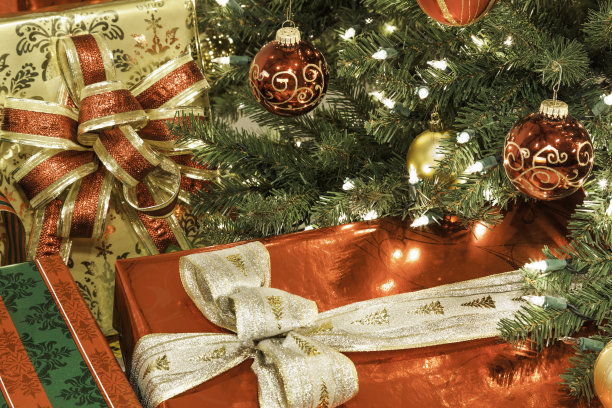 圣诞树下的圣诞礼物与花式的丝带和装饰品图片下载