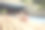 朋友们在泳池派对上坐在泳池边喝酒素材图片