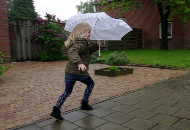 雨中漫步的女孩图片下载