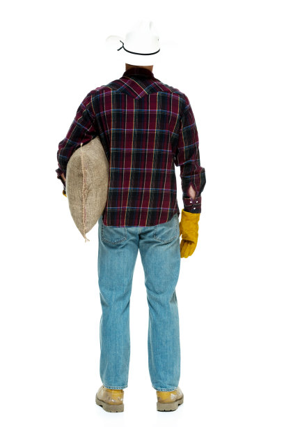 手持麻袋的农民的后视图图片下载