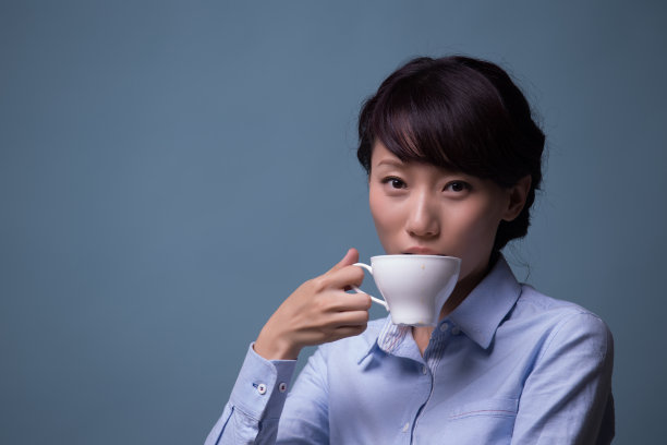 年轻的亚洲商务女性喝咖啡图片下载
