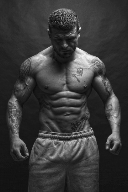 性感的运动员与纹身图片下载