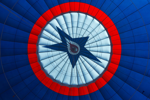 在纳帕的热气球降落的内景图片下载