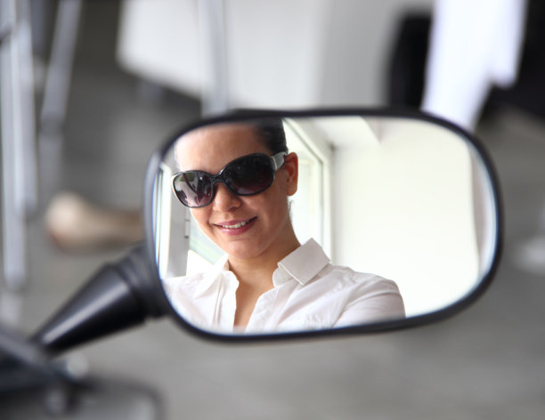 摩托车旁微笑的女人图片下载