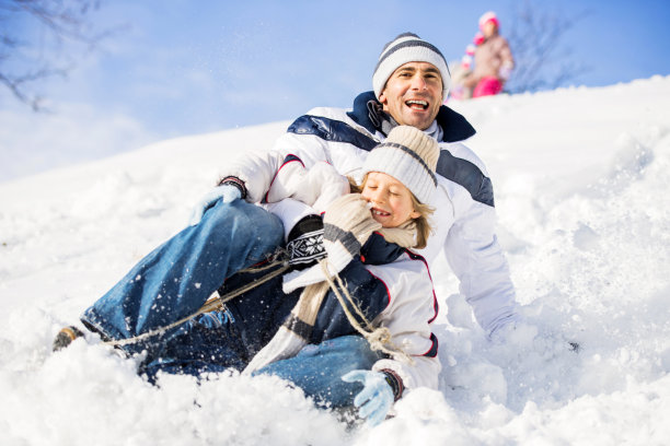 爱玩的父亲和儿子在冬天。素材图片