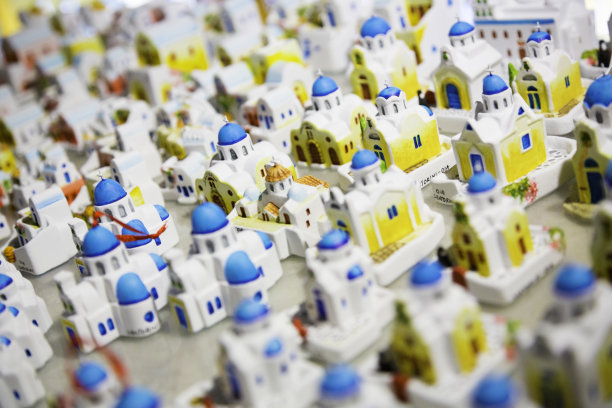 希腊圣托里尼白色教堂纪念品图片下载