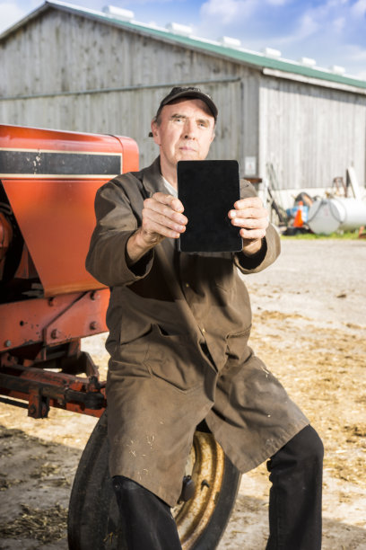 法默拿着一台平板电脑图片下载