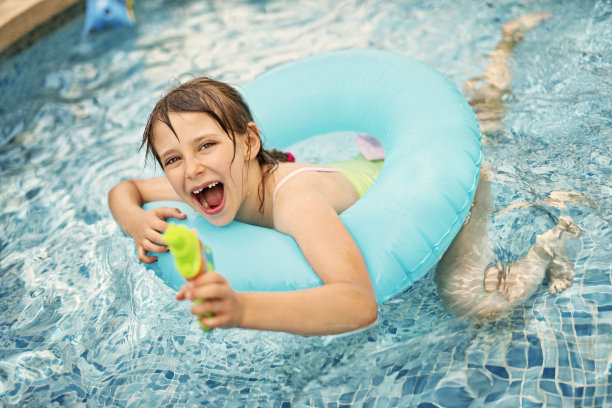 小女孩在泳池里玩得开心图片下载