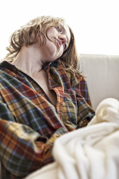 生病的女人睡觉图片下载