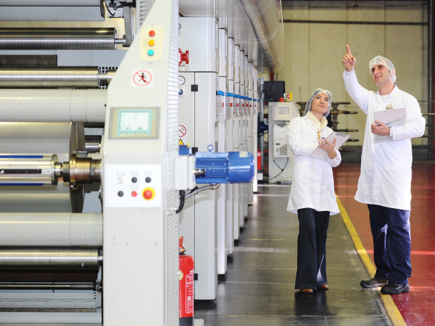 印刷室里的年轻男女图片下载