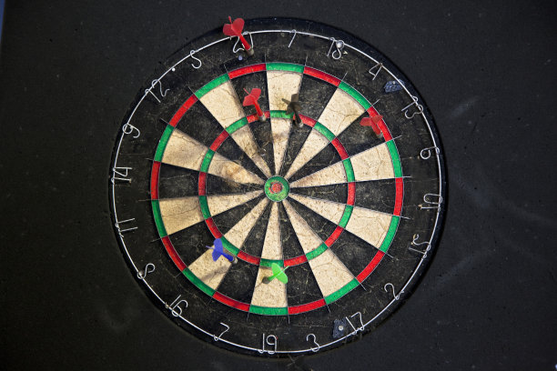 飞镖板和飞镖在黑色的背景图片下载