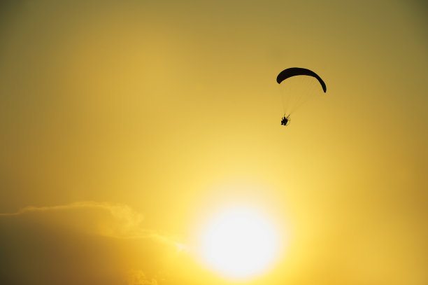 日落极限运动。彩色图像图片下载