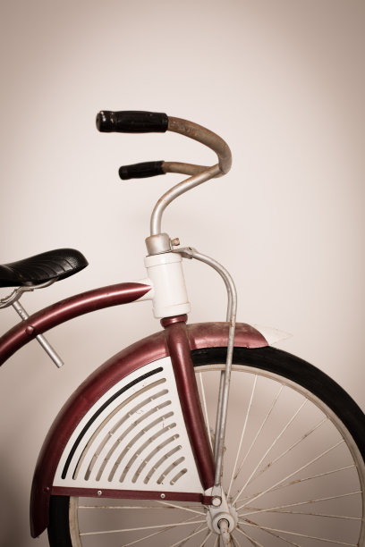 彩色图像的儿童复古红白三轮车图片下载