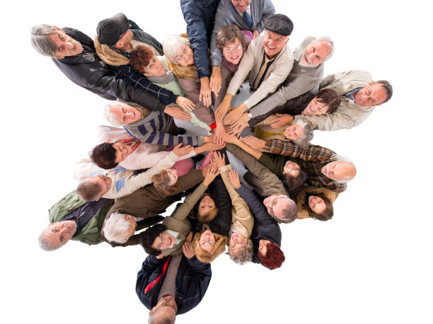 上面的照片里，兴高采烈的高年级学生手拉着手。图片下载