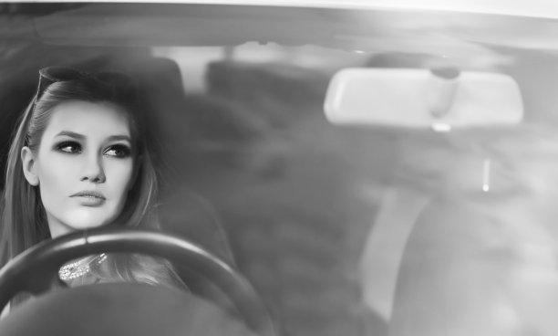 司机女人看向别处图片下载