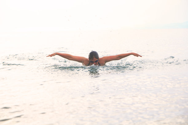 在海里游泳图片下载