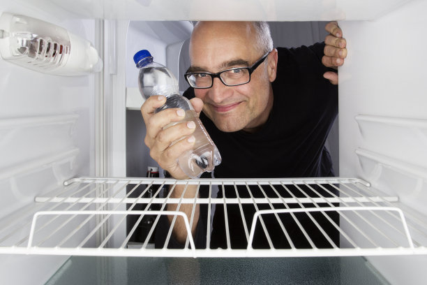 从空冰箱里拿出一瓶水图片下载