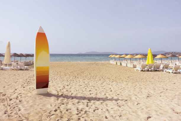 空荡荡的海滩，木制的遮阳板和冲浪板图片下载