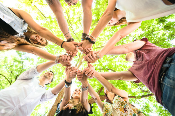 一群青少年志愿快乐图片下载