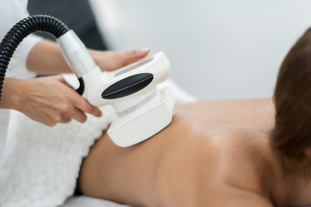 泡温泉的女人图片下载