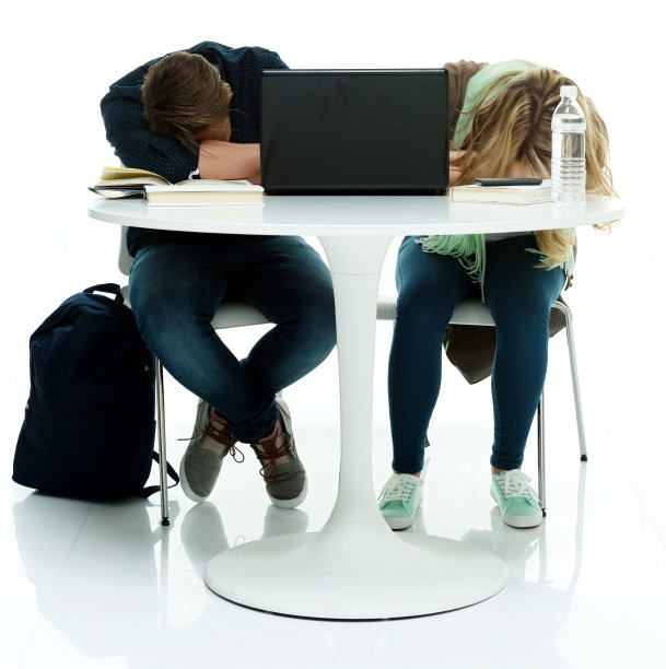 学生在桌子上睡觉图片下载