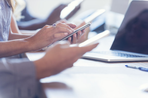 使用移动设备的人群图片下载