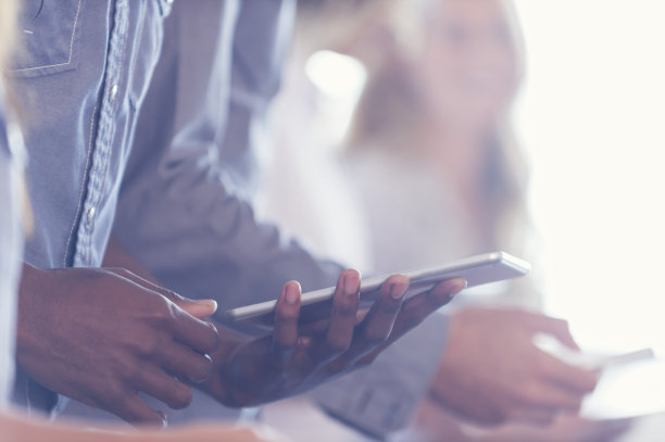 使用移动设备的人群图片下载