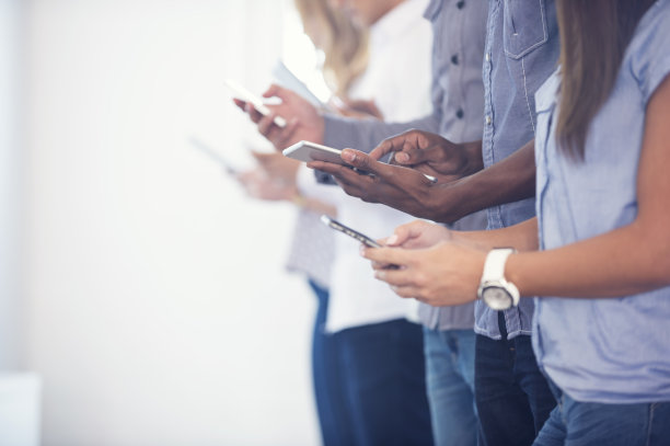 使用移动设备的人群图片下载