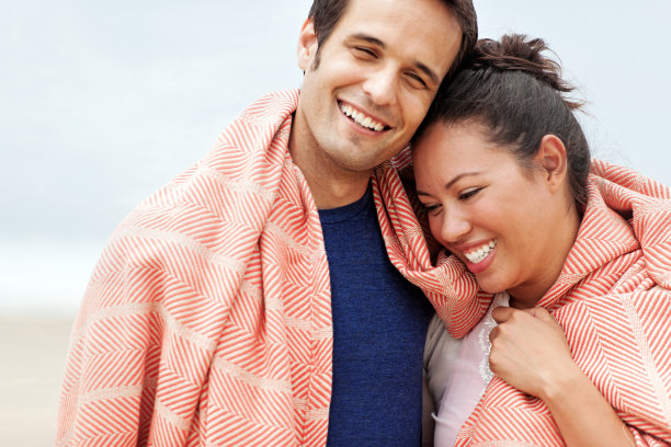 一对西班牙夫妇在海滩上图片下载