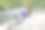 年轻的黑发女子躺在岩石上的时尚肖像。图片下载