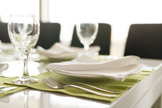 商务午餐的餐桌布置图片下载