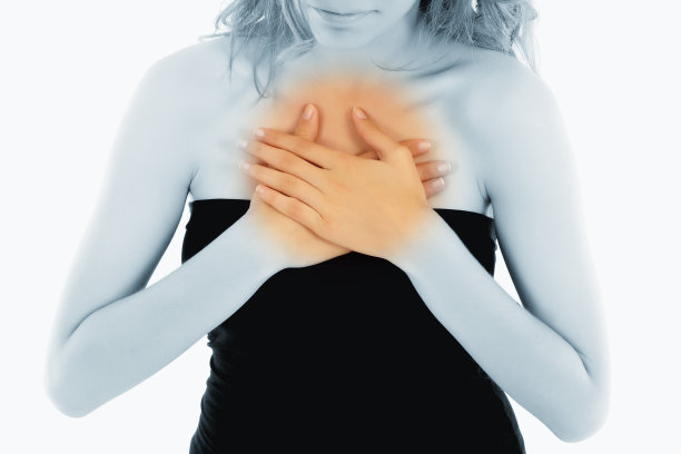 胸部疼痛的女人图片下载