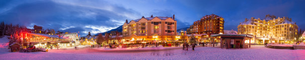 冬天晚上惠斯勒村的全景照片图片下载