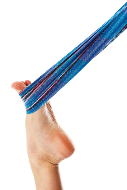 在瑜伽课或普拉提课上用拉伸带固定脚图片下载