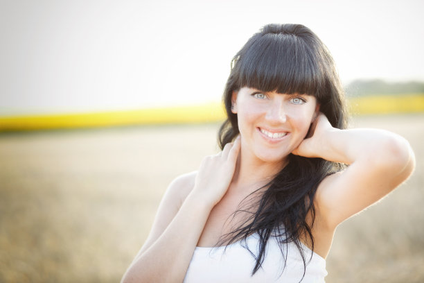 浅黑肤色的女人摆出户外图片下载