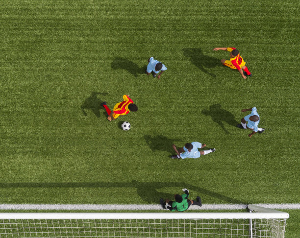 小男孩踢足球图片下载