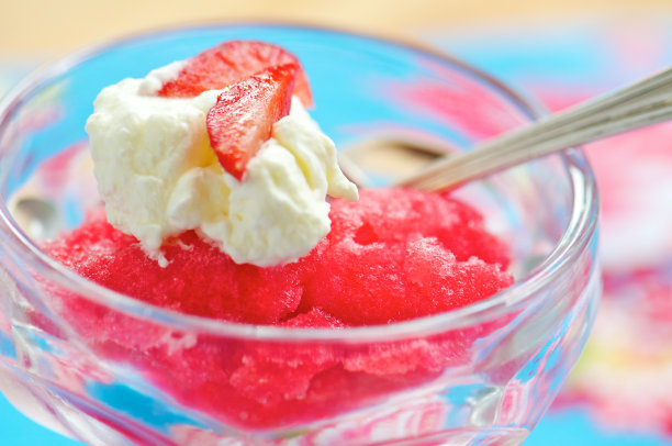 近景草莓格兰尼塔与鲜奶油图片下载