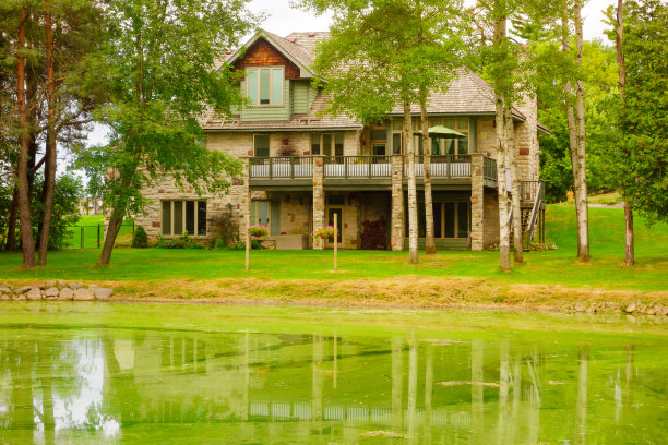 带花园和池塘的豪华住宅图片下载
