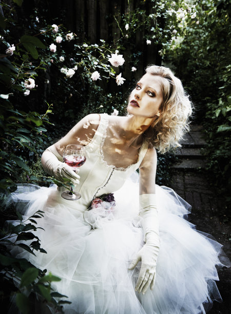 穿着婚纱的年轻女子喝着酒图片下载