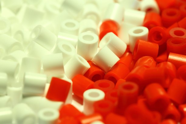 白色和红色的塑料珍珠珠图片下载