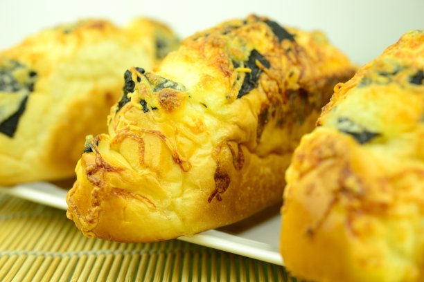 三个面包放在一个盘子里图片下载