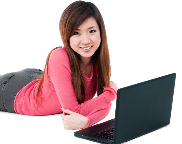 手持笔记本电脑的年轻女子图片下载