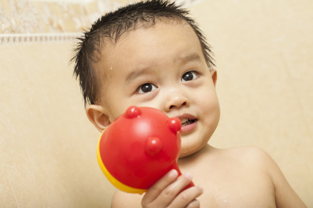 快乐的小男孩洗澡图片下载