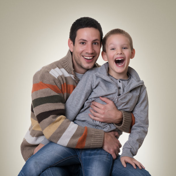 父亲和小儿子在微笑图片下载